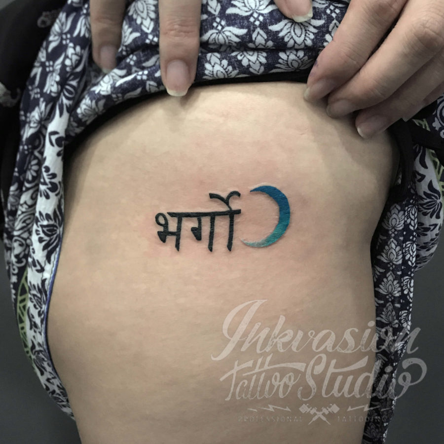 Hebrew Letterings With A Gradient Ombre Cresent Moon