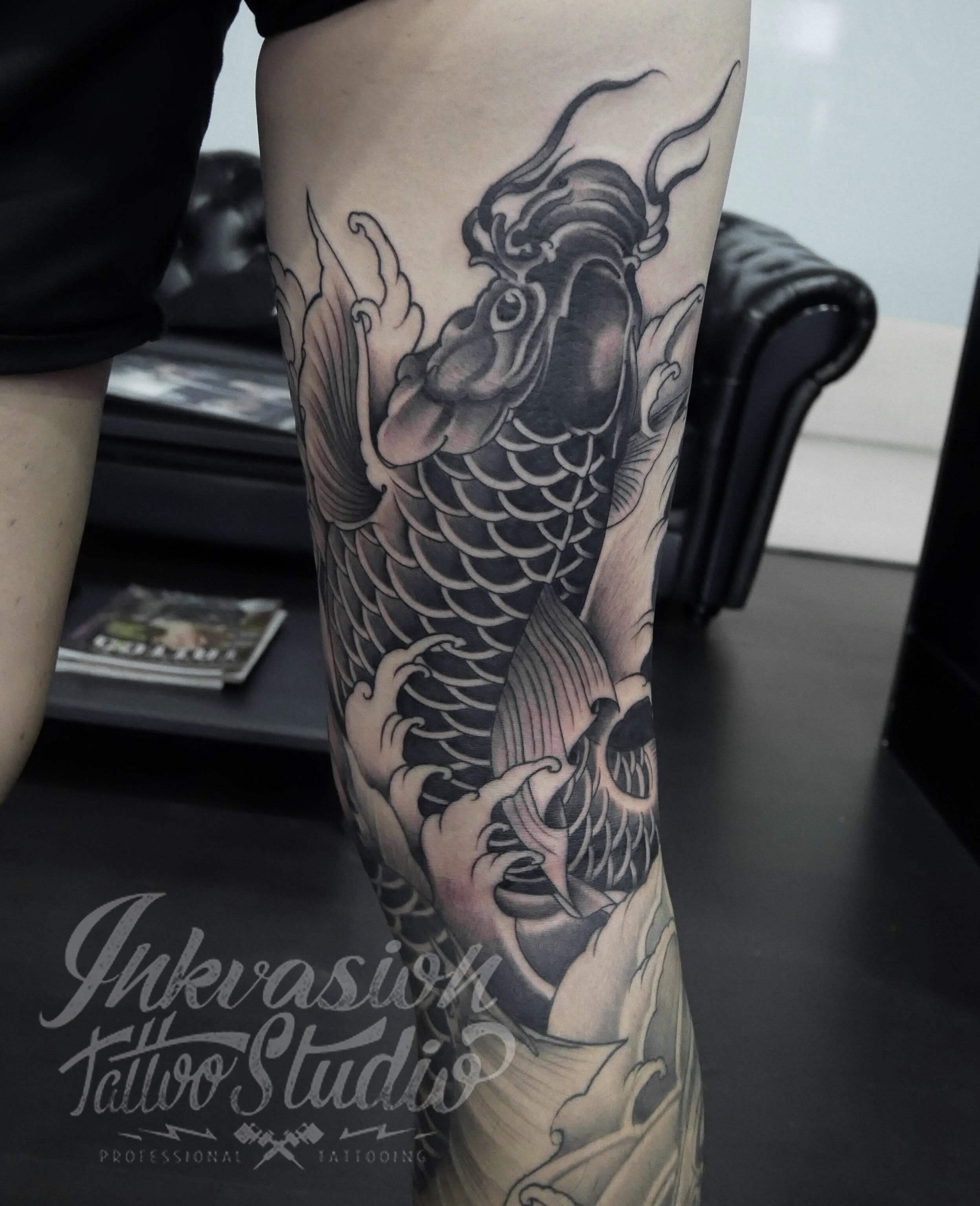 Kuro Sumi Tattoo Ink - Full Leg tattoo by our pro artist @jktattoony 🔥  #kurosumitattooink #japanesetattooink #japanesestyletattoo  #zhangpogreywashshadingset #kurosumizhangpogreywashshadingset #tattoo # tattoos #tattoostyle #tattoomodel #tattooshop ...